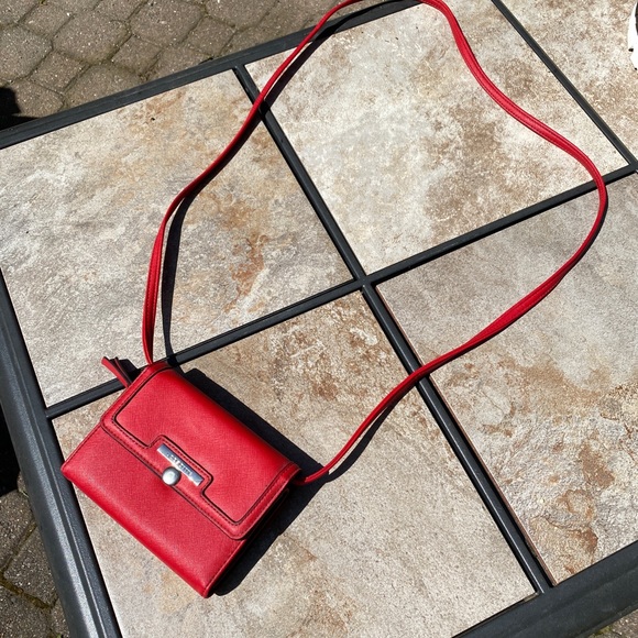 New Liz Claiborne Red Crossbody Wallet - Picture 1 of 4